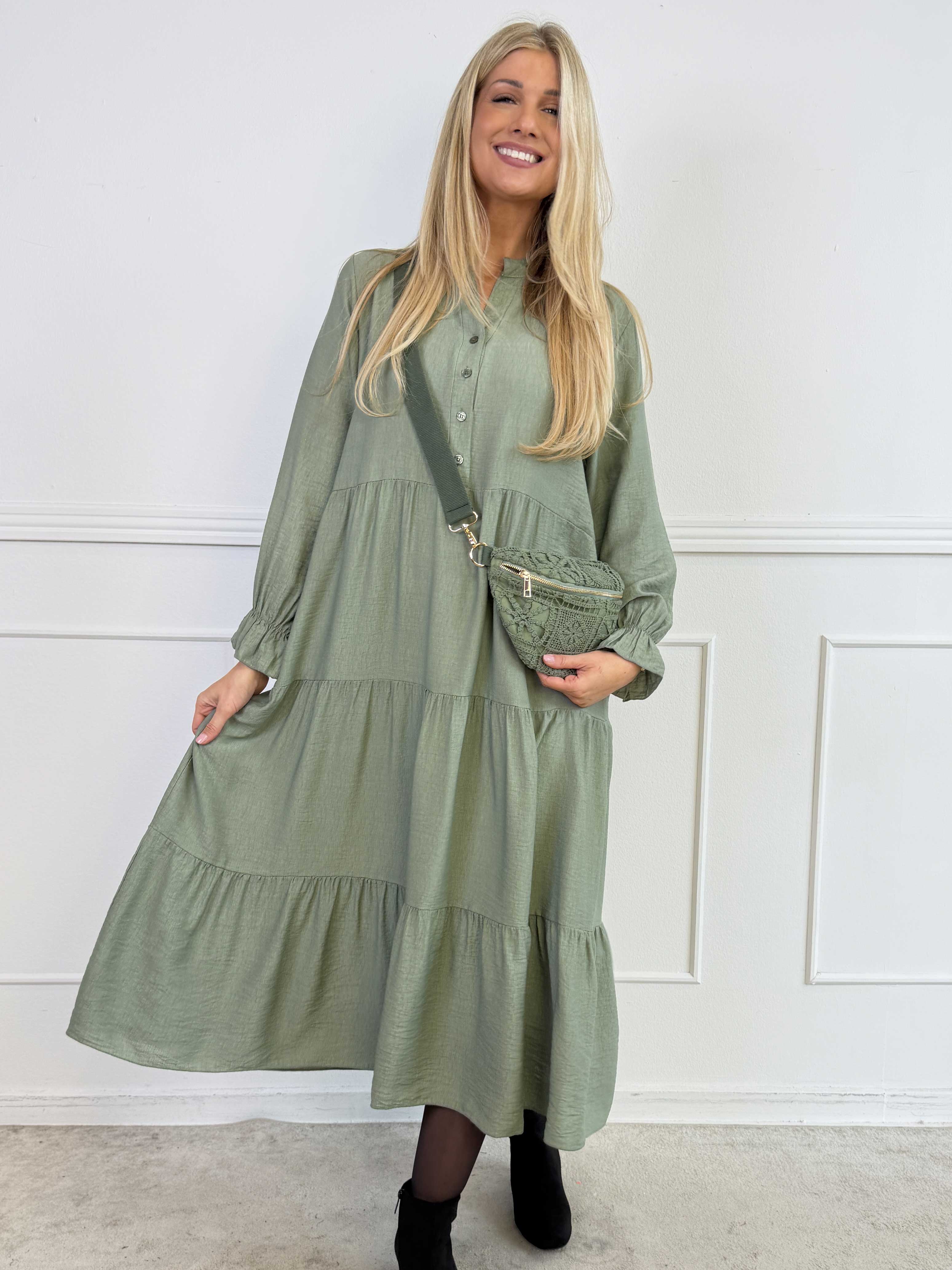 Clemence - Feminin kjole i viskose med fint lag-på-lag-look og knapper ved udskæringen
